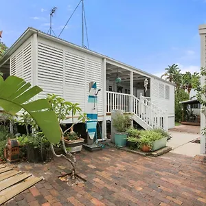 https://landsborough-pde-122-golden-beach.queenslandhotels.net